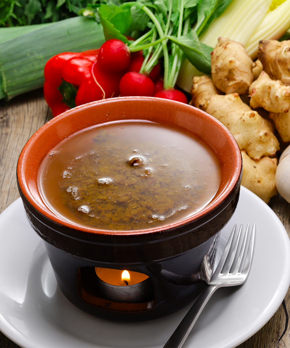 Bagna Cauda Piemontese Tradizionale: un piatto che unisce sapori intensi e convivialità, è molto più di una ricetta, è una celebrazione.
