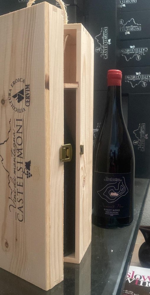 Diamante nero 2020-MAGNUM 1,5 Lt confezione legno massello Pinot nero IGP Terre dell'Aquila Affinato 1 anno in botti grandi di rovere ed almeno 36 mes