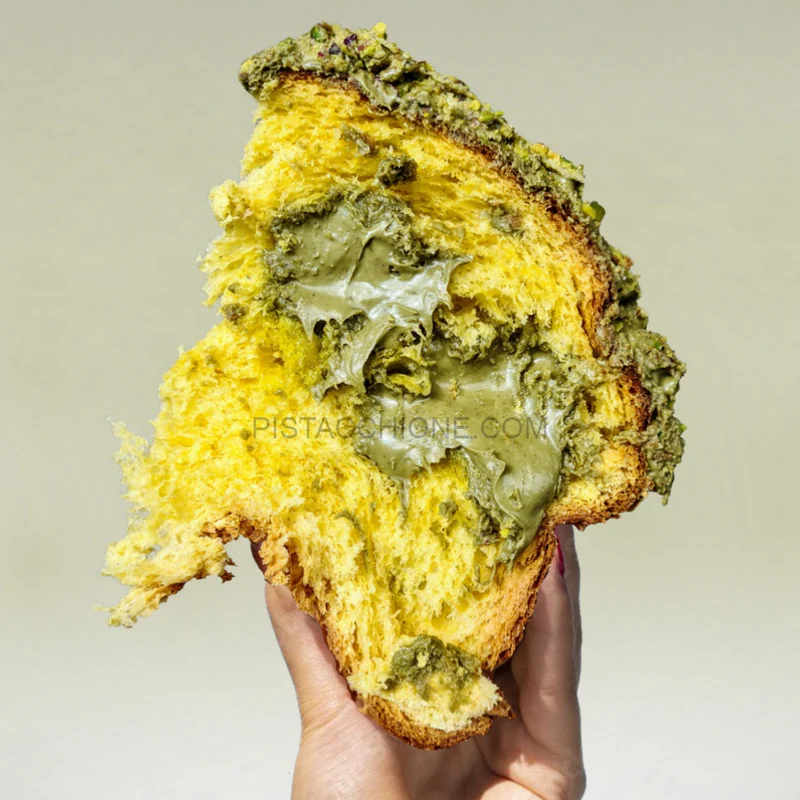 Panettone Limited Edition da 1,3 kg, Extra farcito con 500g di crema Pistacchione Gold, doppia copertura rocher al pistacchio e granellone