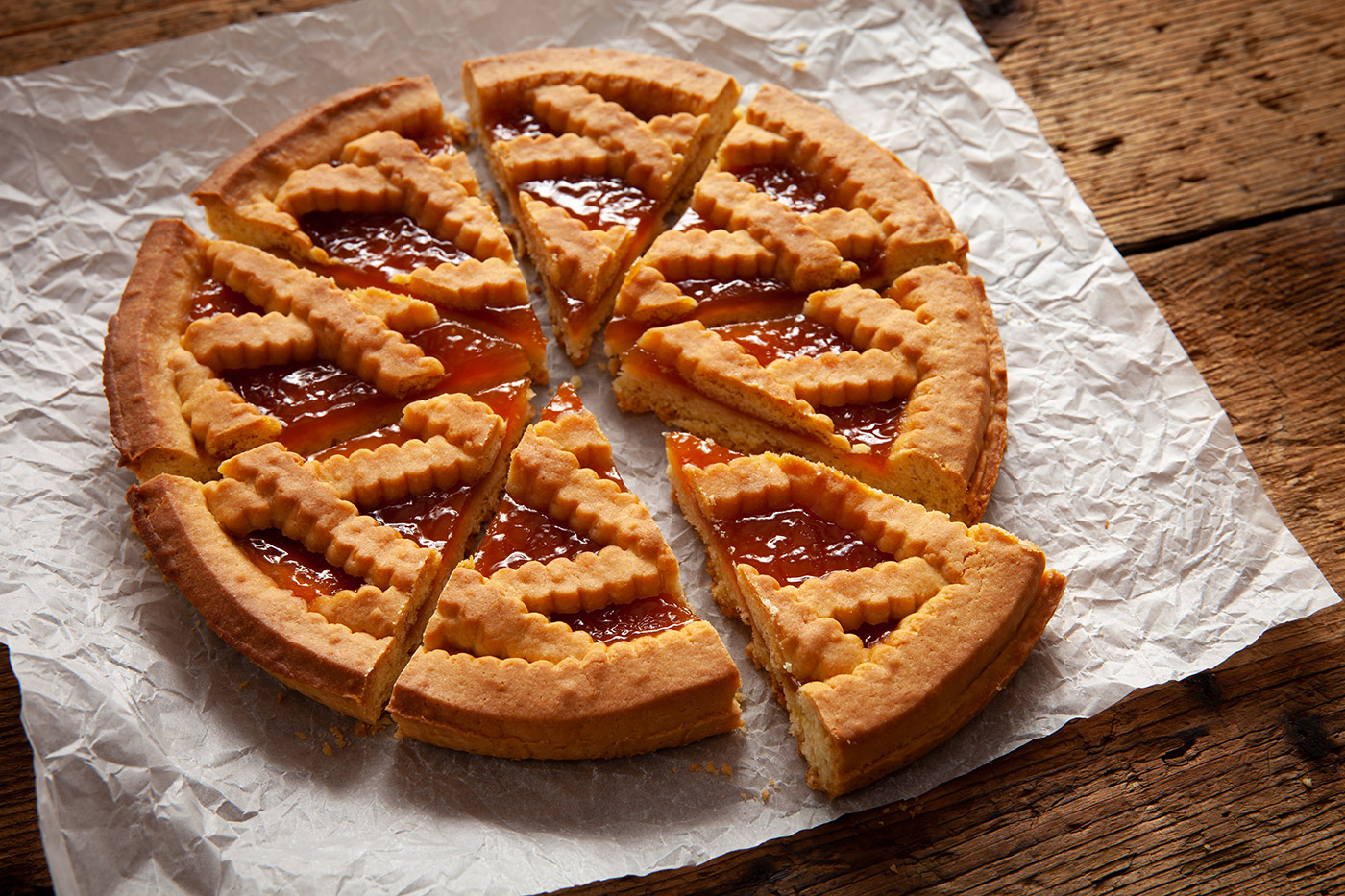 Crostata di Confettura di Albicocche: dolcezza in ogni morso!