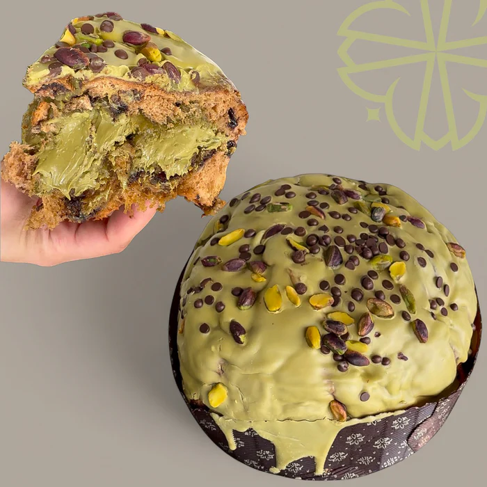 Panettone Chocopistacchione, impasto fluffly al cacao e choco gocce, farcito con 500g di crema al Pistacchio, copertura con pistacchi interi e gocce f