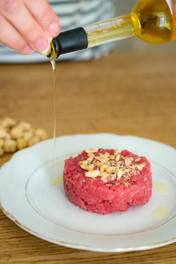 Olio di Nocciole, made in Italy, buonissimo sulla tagliata al coltello, vegan, senza glutine, senza zuccheri aggiunti.