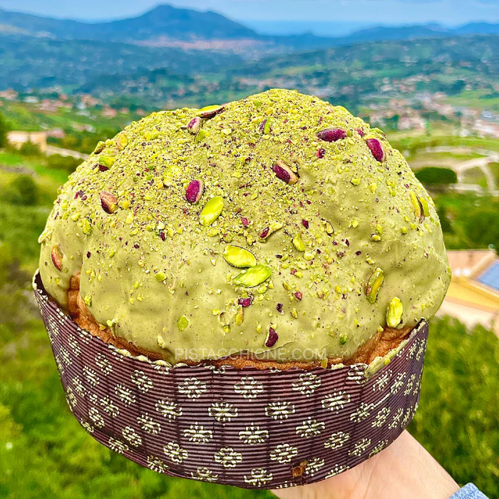 Panettone Pistacchione, dall'impasto soffice e avvolgente, ricoperto con crema al Pistacchio, granella e pistacchi interi Tostati + barattolo incluso