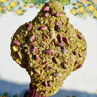 COLOMBEDDA; DALL'IMPASTO SOFFICE, NON FARCITA E RICOPERTA CON CREMA AL PISTACCHIO GUSTO EXTRA, GRANELLA e PISTACCHI, CON BARATTOLO DI CREMA PISTACCHIO