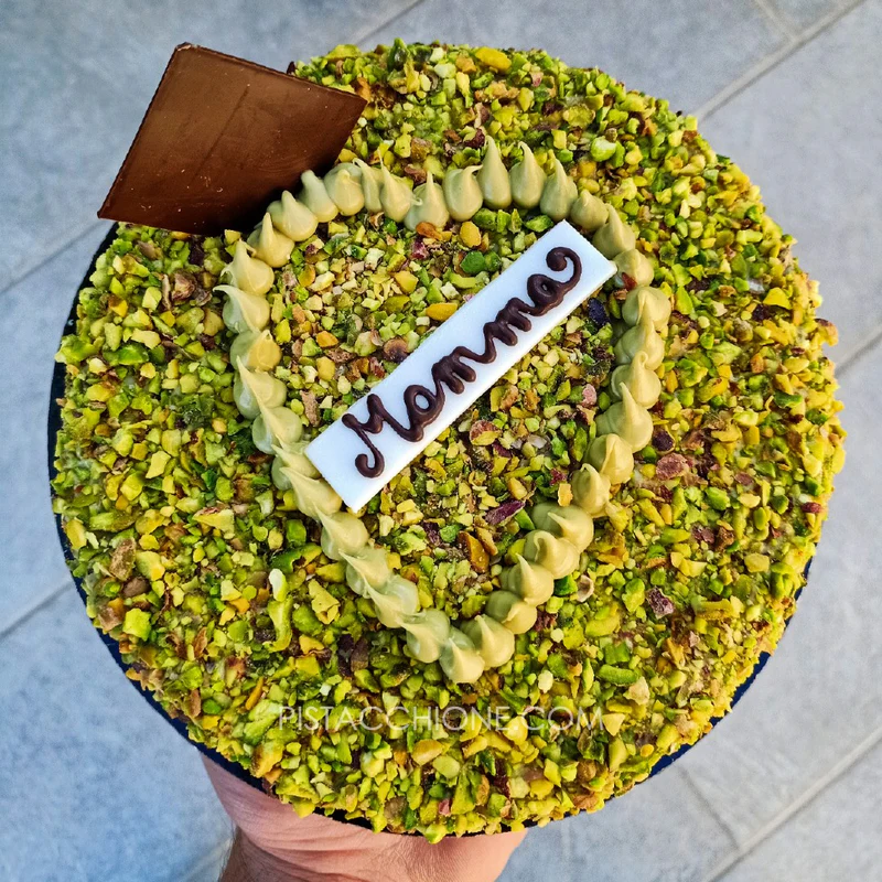 PISTCAKE - TORTA CON MORBIDO PAN DI SPAGNA AL CACAO - TRIPLO STRATO DI CREMOSO AL PISTACCHIO - GLASSA PISTACCHIOSA E GRANELLA - CIUFFI ORO VERDE